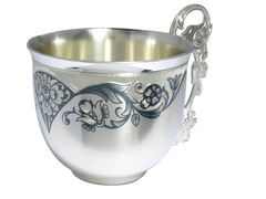 Серебряная чашка чайная с фигурной ручкой и чернением «Жаворонок»